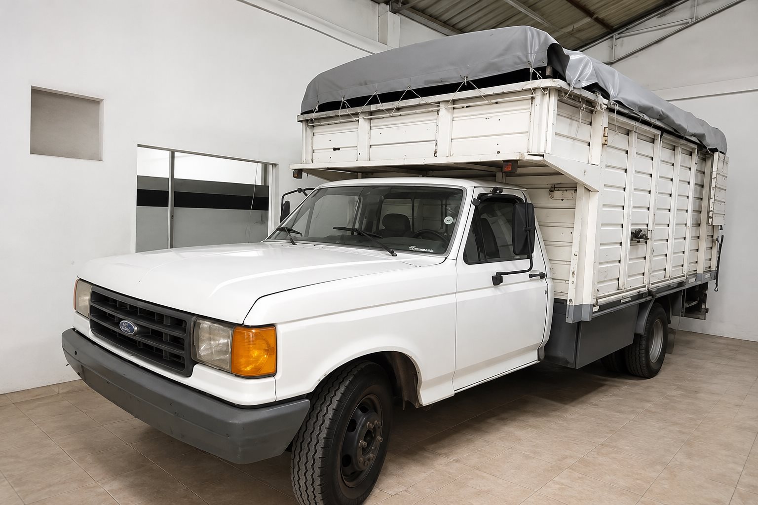 F100 blanca con caja mudancera de Fletes El Crí